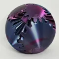 Detailansicht der ineinandergreifenden Zahnräder eines 3D-gedruckten mechanischen Balls. - Lila / 6cm