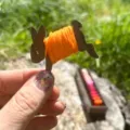 Handgefertigte Holzhasen-Garnspule mit orangem Faden aus dem Tier-Garnspulen-Set - Kaninchen