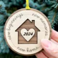 2024 Neues Zuhause Gedenkschmuck aus Holz für Weihnachten mit Herz und Haus - Runder Stil (2024挂件-4)