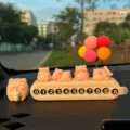 Lindo cerdo coche tarjeta de estacionamiento temporal placa de número y adorno interior. - Placa de aparcamiento blanca con orejas de gato, 4 cerditos de postre, cerdo de té con leche grande y globos de colores