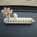 Placa de aparcamiento temporal de coche de conejo de dibujos animados mini florero. - Placa de aparcamiento de aromaterapia blanca con conejo oliendo flores y jarrón de flores de durazno rosa