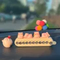Lindo cerdo coche placa de número de teléfono de estacionamiento temporal adorno - Placa de aparcamiento orejas de gato blanca con 4 cerditos de postre, cerdito cola grande y bolas de colores