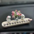 Tarjeta de aparcamiento temporal de coche con conejo tierno, variante blanca. - Placa de aparcamiento de aromaterapia blanca con 2 conejos que huelen flores y flor de durazno rosa