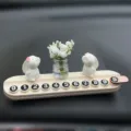 Lindo cartel de estacionamiento temporal de coche de conejo con jarrón, pantalla de número. - Placa de aparcamiento de aromaterapia blanca con 2 conejos que huelen flores y florero de jazmín blanco