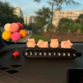 Placa de estacionamiento temporal de coche cerdito lindo con globo colorido decoración. - Placa de aparcamiento orejas de gato negra con 4 cerditos de postre y bolas de colores