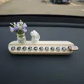 Linda placa de estacionamiento temporal para auto con muñeca de conejo y florero aromaterapia. - [Tarjeta de estacionamiento de aromaterapia blanca] Conejo oliendo flores + jarrón de jazmín morado
