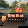 Lindo cerdo tarjeta de estacionamiento temporal placa de número de teléfono para coche tablero - Placa de aparcamiento orejas de gato negra con 4 cerditos de postre, cerdito papas fritas grande y bolas de colores