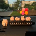 Lindo cerdo de dibujos animados coche tarjeta de estacionamiento temporal decoración - Tarjeta de estacionamiento de orejas de gato negra [4 cerditos de postre] + cerdo de té con leche grande + globo colorido