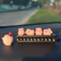 Tarjeta de aparcamiento temporal de coche cerdo tierno con dígitos y decoración rosa. - Tarjeta de estacionamiento de orejas de gato negra [4 cerditos de postre] + cerdo de cola grande