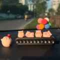 Placa de número de teléfono de estacionamiento temporal de coche cerdo lindo - Tarjeta de estacionamiento de orejas de gato negra [4 cerditos de postre] + cerdo de cola grande + globo colorido