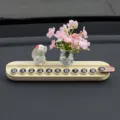 Lindo cartel de estacionamiento temporal de coche con conejo y adorno decorativo para el salpicadero. - [Tarjeta de estacionamiento de aromaterapia blanca] Conejo oliendo flores + jarrón de flores de durazno rosas y blancas