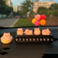 Lindo cerdo coche tarjeta de estacionamiento temporal tablero decoración rosa - Tarjeta de estacionamiento de orejas de gato negra [4 cerditos de postre] + cerdo de pastel grande + globo colorido
