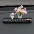 Placa de estacionamiento temporal de coche lindo conejo de dibujos animados adorno salpicadero - [Tarjeta de estacionamiento de aromaterapia negra] Conejo oliendo flores + jarrón de flores de durazno rosas y blancas