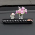 Tarjeta de estacionamiento temporal de coche con conejito tierno y florero decorativo. - [Tarjeta de estacionamiento de aromaterapia negra] Conejo oliendo flores + jarrón de flores de durazno violetas y blancas