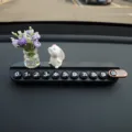 Placa de aparcamiento temporal de coche conejo de dibujos animados y mini florero decorativo. - [Tarjeta de estacionamiento de aromaterapia negra] Conejo oliendo flores + jarrón de jazmín morado