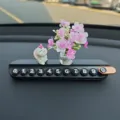 Placa de estacionamiento temporal de coche lindo conejo dibujo animado aroma adorno tablero - [Tarjeta de estacionamiento de aromaterapia negra] Conejo que atrae mariposas + jarrón de flores de durazno violetas y blancas
