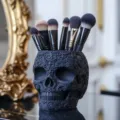 Vista detallada del porta pinceles calavera negro mate con tallas florales intrincadas - Azul