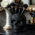 Porta brochas de maquillaje con forma de calavera negra y grabados góticos detallados - Negro