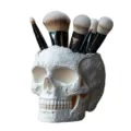 Vista detallada del porta brochas de calavera blanca con intrincados patrones florales - Blanco