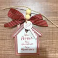 Detailaufnahme 2024 Holzhaus-Ornament mit New Home Text und rot-schwarzer Schleife - Haus Hohl Stil (2024挂件-2)