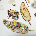 Detailansicht eines DIY Mosaik-Sets mit Federformen und bunten Glassteinen - Stil C Mehrfarbig
