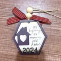 Detailansicht des Holzornaments 2024 für das neue Zuhause mit Schleife und Perlen - Sechseckiger Stil (2024挂件-1)
