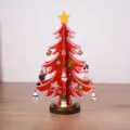 Roter Weihnachtsbaum aus Holz als Tischdeko mit kleinen Schneemännern - S / Rot