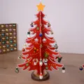 Roter Weihnachtsbaum aus Holz für den Tisch mit kleinen Holzfiguranhängern - L / Rot