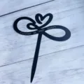 Schwarzer Schmetterling Gartenstecker aus Metall mit Forever in our heart Gravur - Schmetterling Herz Unendlichkeit Stil (D 款) / 30x25cm