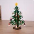 Dekorativer kleiner Weihnachtsbaum aus Holz für den Schreibtisch mit süßen Anhängern - S / Grün