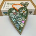DIY-Mosaik-Bastelset in Herzform mit bunten Gänseblümchenmustern und orangefarbenem Band - Herz-Stil