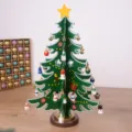 Handgefertigte grüne hölzerne Weihnachtsbaum Tischdeko mit festlichen Hängeornamenten - L / Grün
