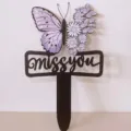 Detailansicht des schwarzen Schmetterlings-Gedenkpfahls mit lila Flügeln und 'miss you'-Text - Miss You Schmetterling Stil (G 款)
