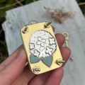 Handgefertigte Mini-Blumenpresse aus Metall in Gold mit schickem Blumendesign - Hortensie / 10 Blatt Papier Inklusive
