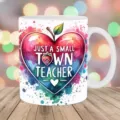Weiße Tasse für Lehrer mit 'Small Town Teacher' Herz-Design aus Keramik - Kleinstadtlehrer Slogan Stil (P 11) / 301-400ml