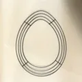 Langlebiger schwarzer eiförmiger Metallkranzrahmen für DIY-Osterdekorationen und Gestecke - 39x30.5cm