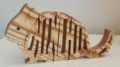 Handgefertigtes Chinchilla-Puzzle-Ornament aus Holz mit natürlicher Maserung - Maus