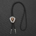 Detailansicht eines klassischen Bolo-Tie aus geflochtenem Leder mit einem Tigerauge-Stein - Schwarz