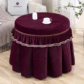 Dikke gewatteerde fluwelen ronde tafelhoes in donkerrood met stijlvolle geplooide tafelrok. - Diameter 80cm rond * hoogte 68cm / Gewatteerde dubbelzijdige fleece met stippen rood