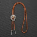 Detail eines Vintage-Western-Bolo-Tie mit geflochtener brauner Lederkordel und Stein - Erdgelb