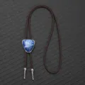 Vintage-Bolo-Krawatte mit blauem Stein und brauner Kordel auf strukturiertem Hintergrund. - Dunkelbraun