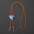 Detail einer Retro Western-Bolo-Krawatte mit blauem Stein und brauner Flechtkordel - Erdgelb