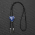 Detaillierte Ansicht einer Vintage Bolo Tie mit blauem Stein und geflochtener Kordel. - Schwarz