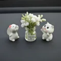 Mini adorno de jarrón para coche con figuras de animales y flores artificiales. - Jarrón de jazmín blanco con conejo oliendo flores y gato abrazando