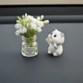 Vista detallada del mini jarrón de coche y la linda figura blanca para la decoración de interiores. - Gato Abrazador + Jarrón De Jazmín Blanco