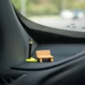 Miniatur Straßenlaterne Bank Auto Armaturenbrett Ornament süße kreative Deko Zubehör. - Straßenlaterne und Bank 2-Stück-Set
