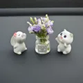 Bonito mini florero de coche con figuras de conejo y gato para decoración de interiores. - Jarrón de jazmín morado con conejo oliendo flores y gato abrazando