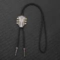 Nahaufnahme der Vintage-Gitarrenkopf-Bolo-Krawatte mit geflochtener schwarzer Kordel - Silber