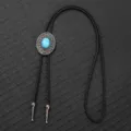 Gedetailleerde close-up van een vintage western bolo-das met turquoise hanger en koord - Zwart