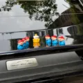 Gedetailleerd overzicht van mini hond figuren set, keizer hars speelgoed voor auto decoratie. - Keizer Puppy met 6 Wachters